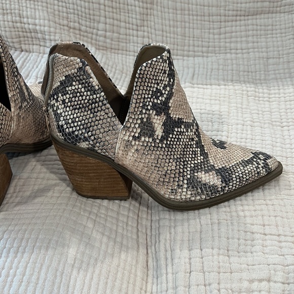 Vince Camuto snakeskin bootie size 8 - Picture 5 of 7